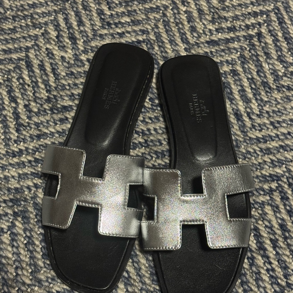 Hermes Oran Silver Slide Sandals
Eu 38